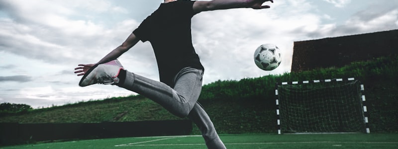 2026年美加墨世界杯官方宣传海报，足球与三国国旗元素